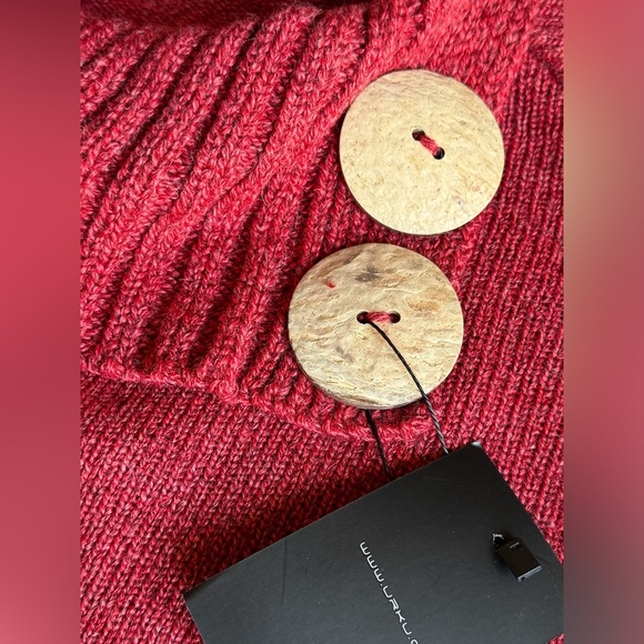 New Urku Red Alpaca Blend Made in Ecuador Soft & Cozy 2 Button Poncho - One Size - Picture 6 of 12